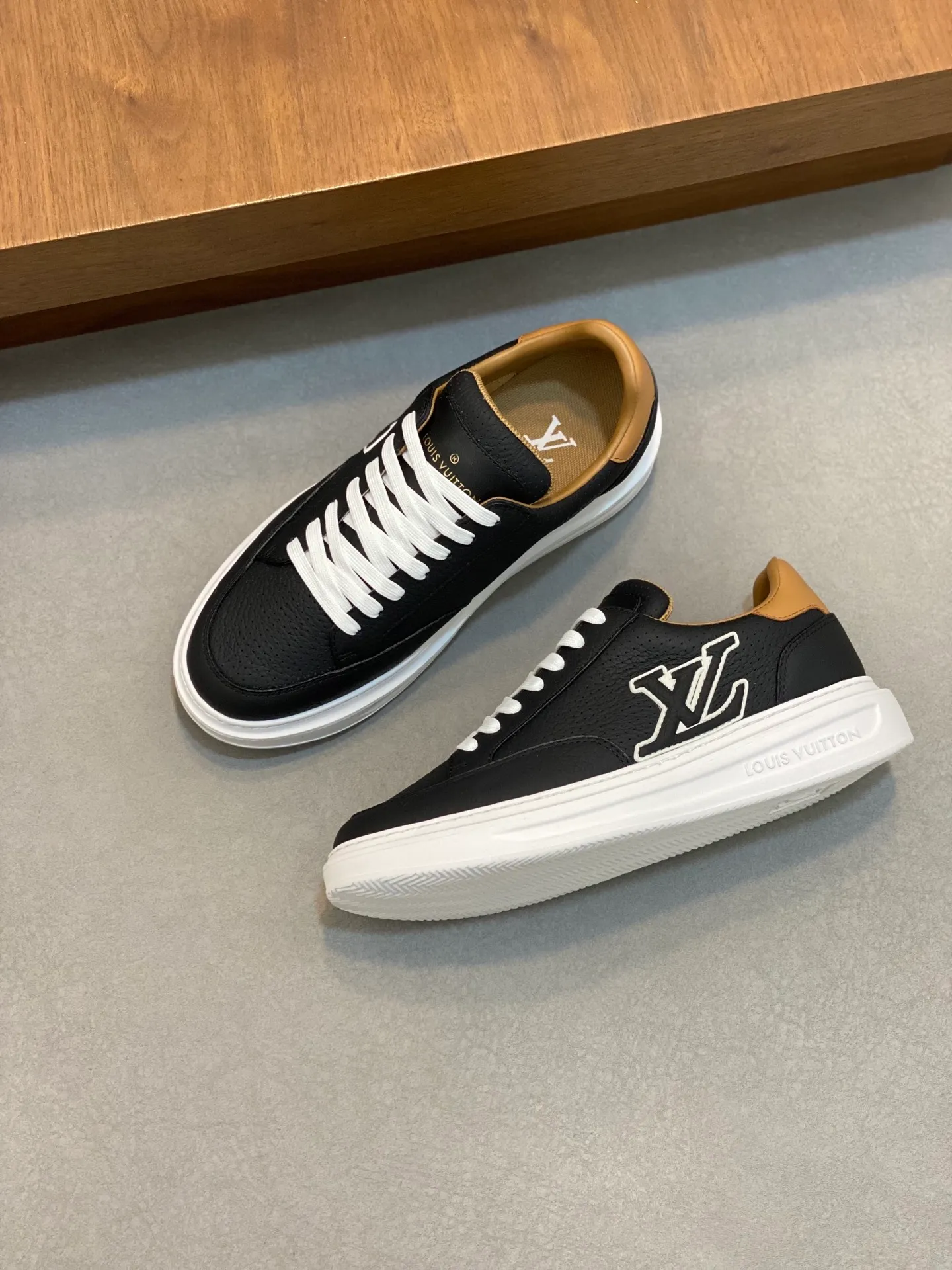 Factory Price: 400💰LV🔍Top Purchasing Agency🇮🇹 Lu Street Boy’s popular sports shoes counter synchronized, uppers imported from Italy cowhide fabric, high-quality complex splicing crafts, imported water-dyed cowhide lining cowhide feet Sole: Original sole provided by the original factory, T men's men's shoes 💰U exclusive movable molded sole, super comfortable, original factory follow-up goods, 🔍🔍high quality, can be entered and exited the counter at will, welcome to compare, code number 39-44 (order 38 45)
